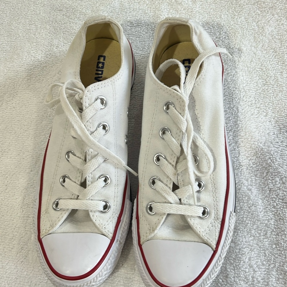 Converse Women’s Chuck Taylor Sneakers Size 6